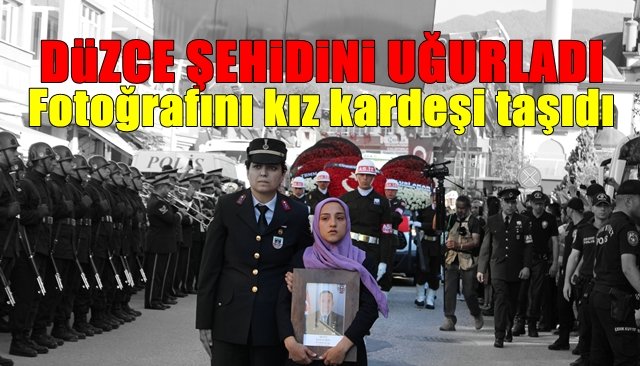 Düzce şehidini dualarla uğurladı… FOTOĞRAFINI KIZ KARDEŞİ TAŞIDI 