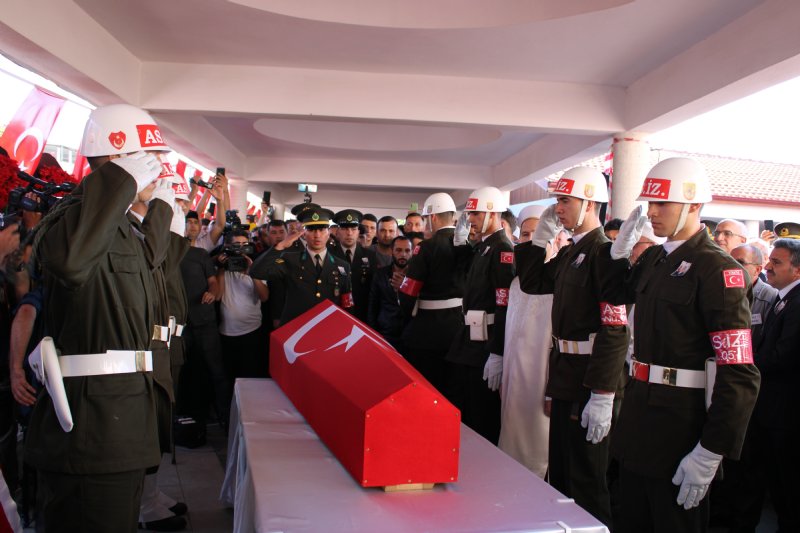 Düzce şehidini dualarla uğurladı… FOTOĞRAFINI KIZ KARDEŞİ TAŞIDI - 6