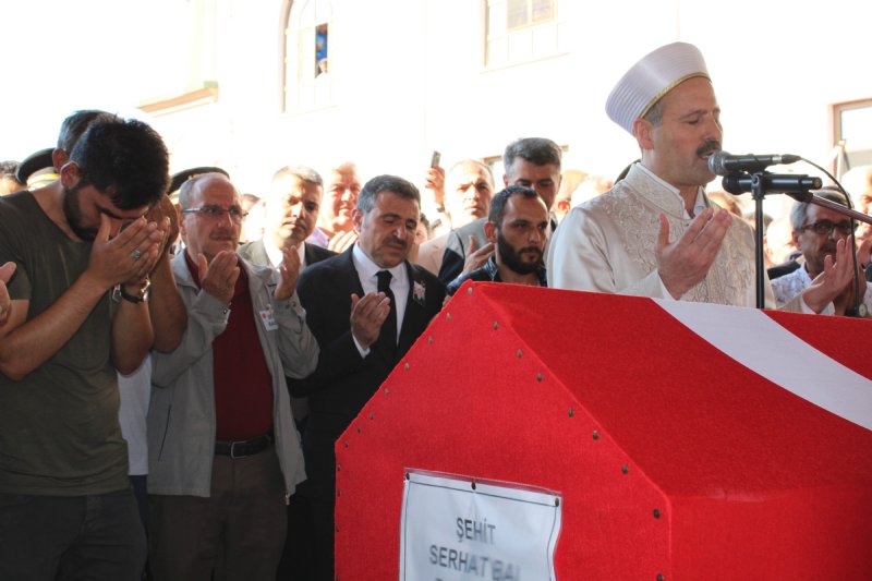 Düzce şehidini dualarla uğurladı… FOTOĞRAFINI KIZ KARDEŞİ TAŞIDI - 7