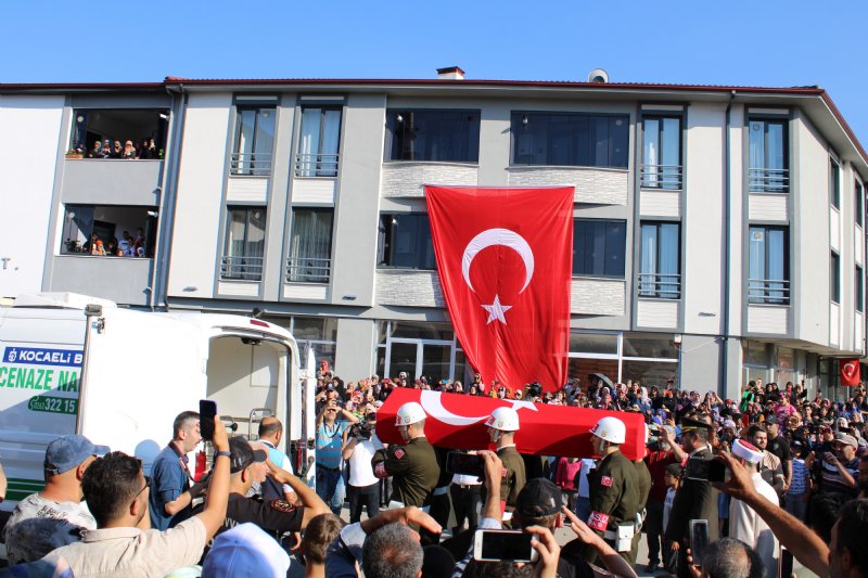 Düzce şehidini dualarla uğurladı… FOTOĞRAFINI KIZ KARDEŞİ TAŞIDI - 8