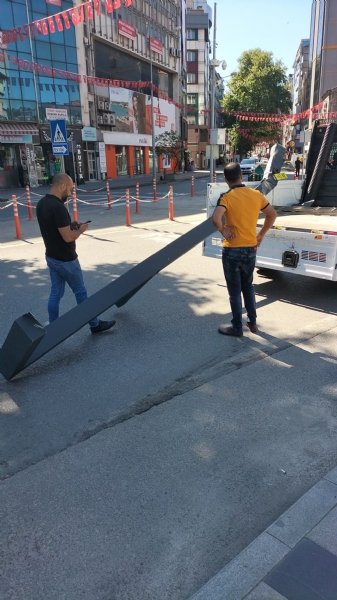 Elektrik direğine çarptı, araç ters föndü - 2