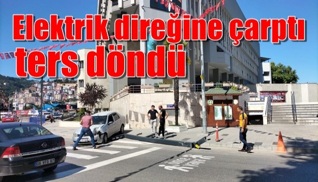 Elektrik direğine çarptı, araç ters föndü