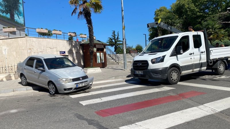 Elektrik direğine çarptı, araç ters föndü - 4