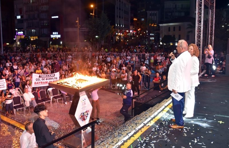 Festivale katılmayan Tarkan’a sahneden seslendi… “SENEYE GEL BARİ!” - 3