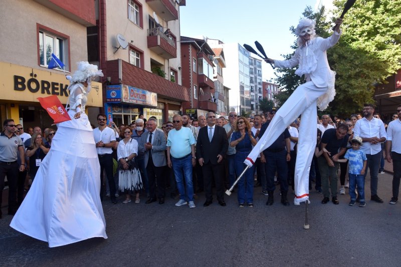 FESTİVALİN RENKİ KORTEJİ SONRASI ANIT ÖNÜNDE 2. GÜN BAŞLADI - 2