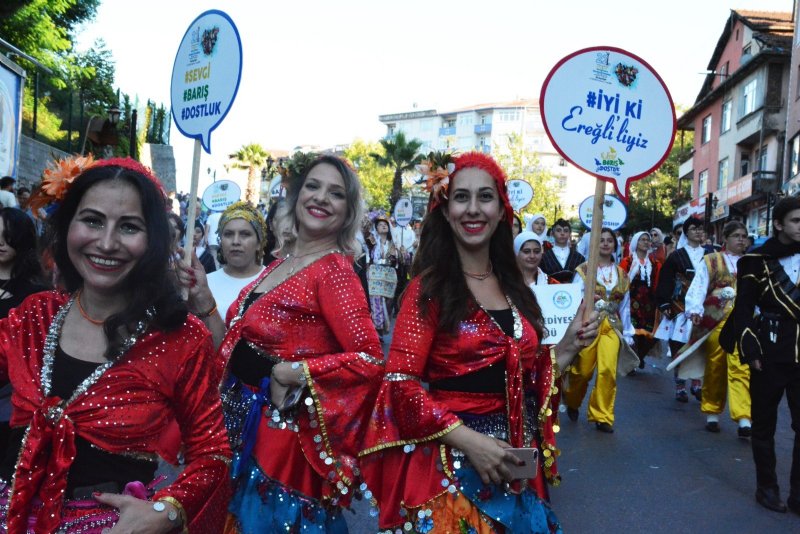 FESTİVALİN RENKİ KORTEJİ SONRASI ANIT ÖNÜNDE 2. GÜN BAŞLADI - 6