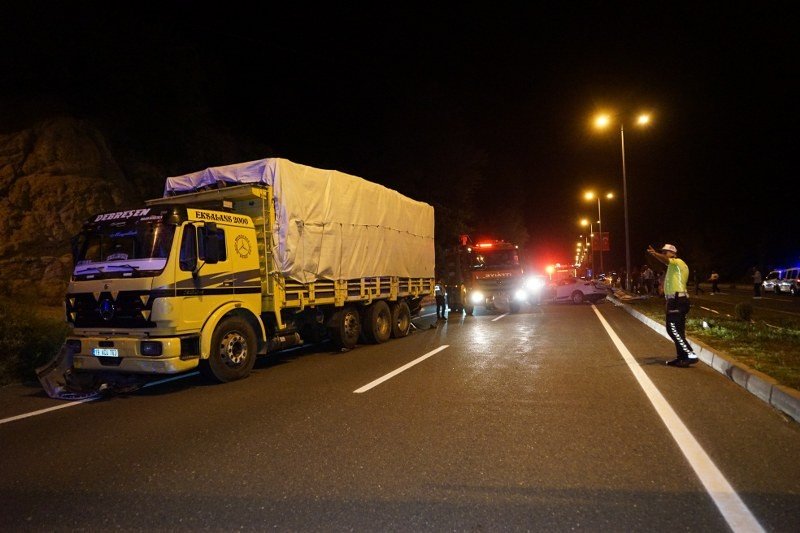 Kamyona çarpan otomobil paramparça oldu: 1 ÖLÜ, 3 YARALI - 3