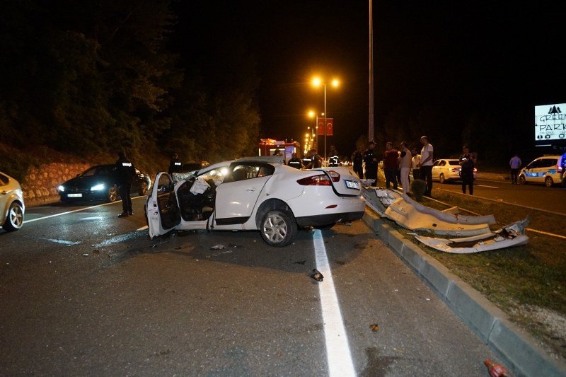 Kamyona çarpan otomobil paramparça oldu: 1 ÖLÜ, 3 YARALI - 4