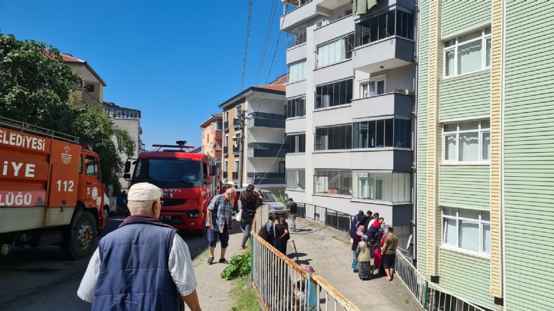 Kapıcı dairesinde çıkan yangın… 2 KİŞİ DUMANDAN ETKİLENDİ - 7