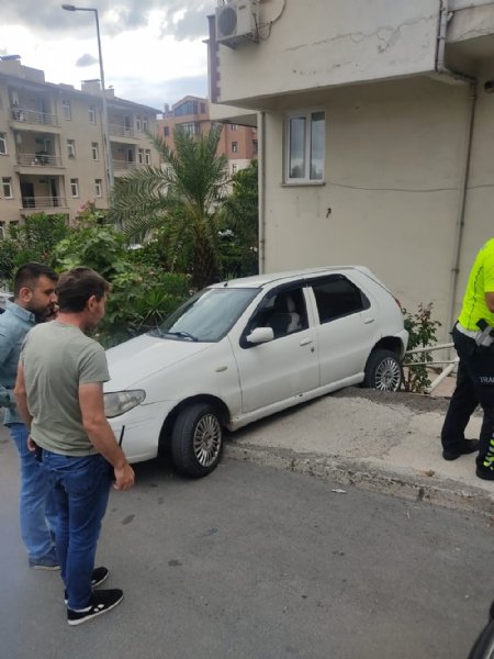 Otomobil korkuluklara çıktı… BAHÇEYE UÇMAKTAN SON ANDA KURTULDU - 2