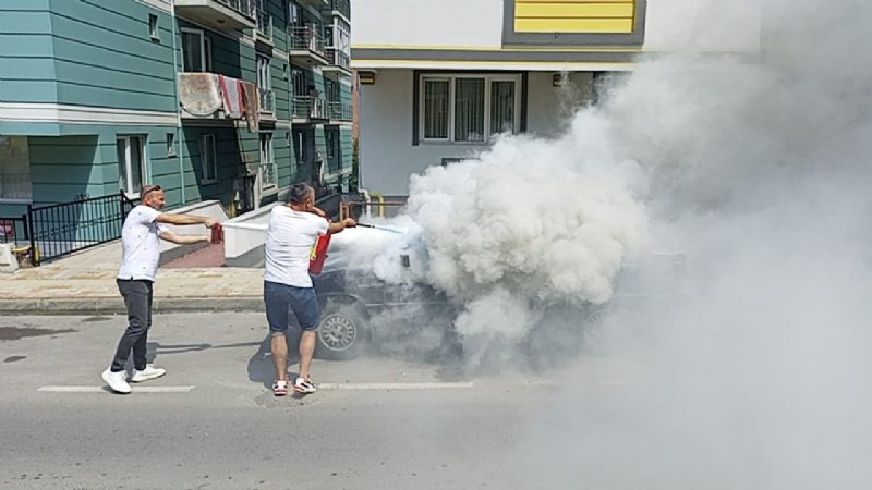 PARK HALİNDEKİ OTOMOBİL YANDI - 1