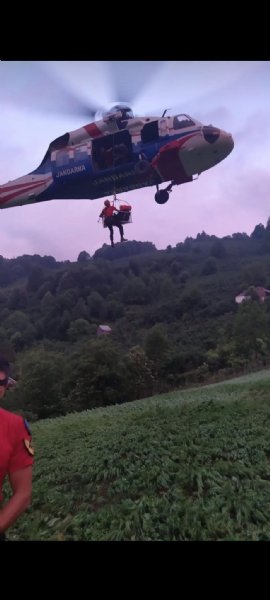 SELDE YOLU KAPANAN KÖYDEKİ HASTA HELİKOPTERLE HASTANEYE GÖTÜRÜLDÜ  - 1