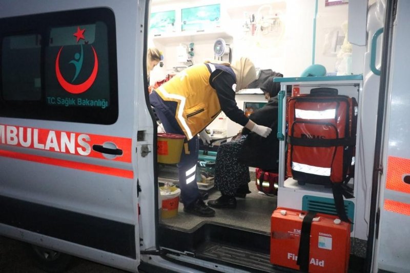 SELDE YOLU KAPANAN KÖYDEKİ HASTA HELİKOPTERLE HASTANEYE GÖTÜRÜLDÜ  - 2