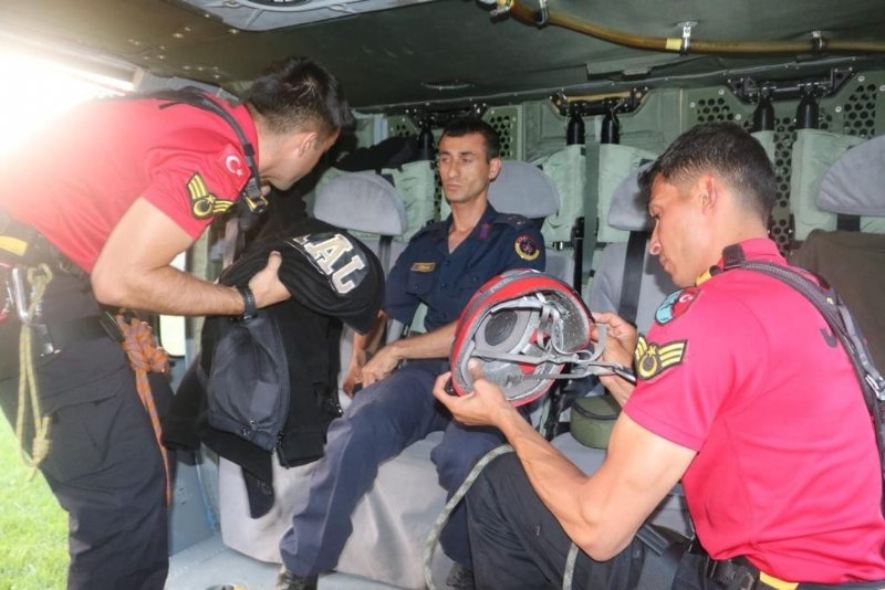 SELDE YOLU KAPANAN KÖYDEKİ HASTA HELİKOPTERLE HASTANEYE GÖTÜRÜLDÜ  - 3