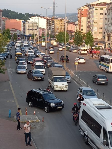 Trafik aksadı, uzun kuyruklar oluştu… BULVARDA KAZA - 1