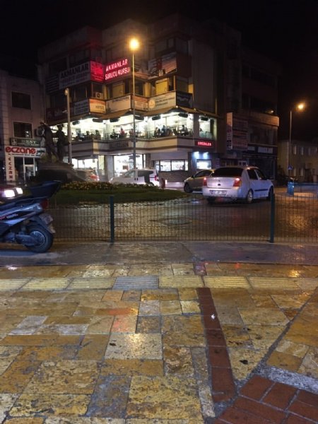 Yaya geçidinden geçerken otomobil çarptı… DURUMU CİDDİ - 1