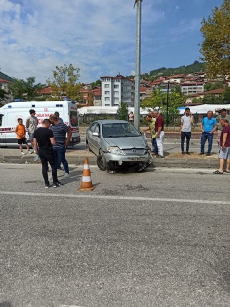 Beton mikseri otomobile çarptı,  4 yaralı - 1