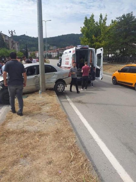 Beton mikseri otomobile çarptı, 4 yaralı - 2