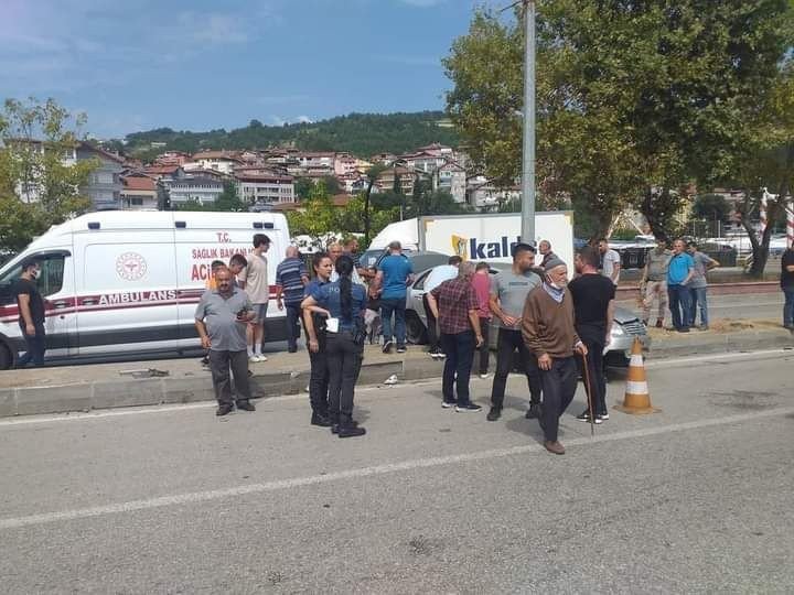 Beton mikseri otomobile çarptı, 4 yaralı - 3