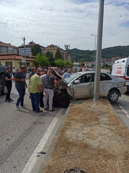 Beton mikseri otomobile çarptı, 4 yaralı - 4