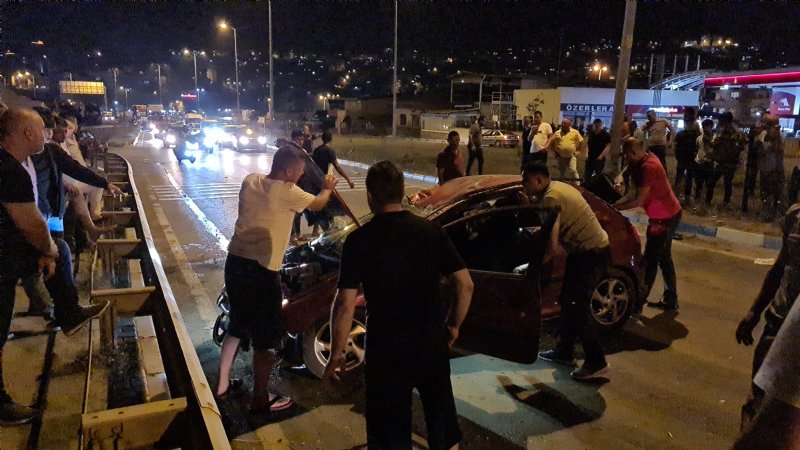 Elektrik direğine çarpan araç takla attı - 1