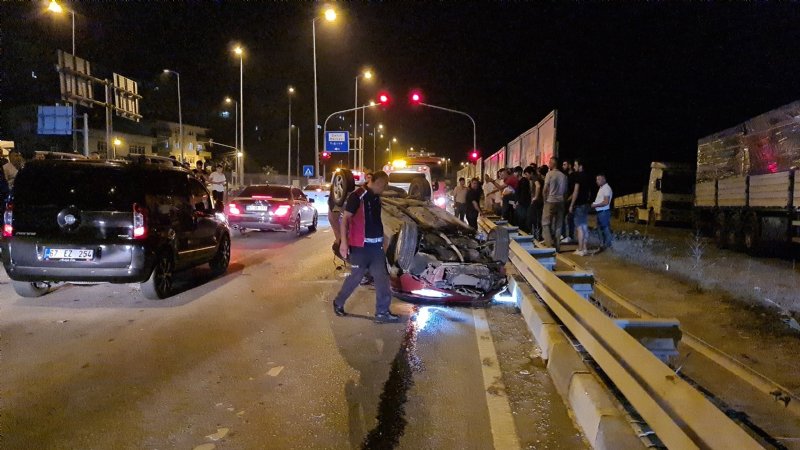Elektrik direğine çarpan araç takla attı - 2