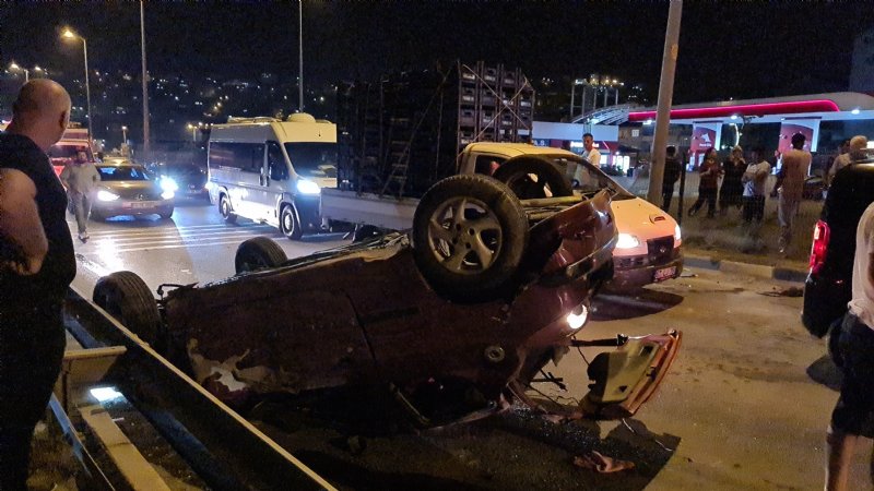 Elektrik direğine çarpan araç takla attı - 3