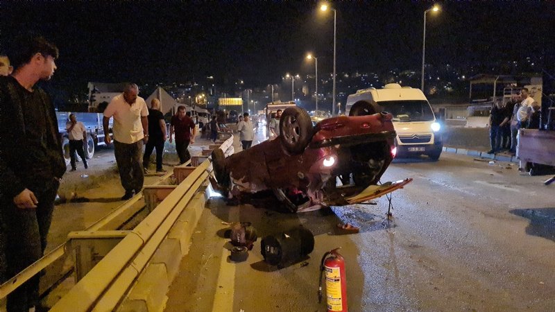 Elektrik direğine çarpan araç takla attı - 4