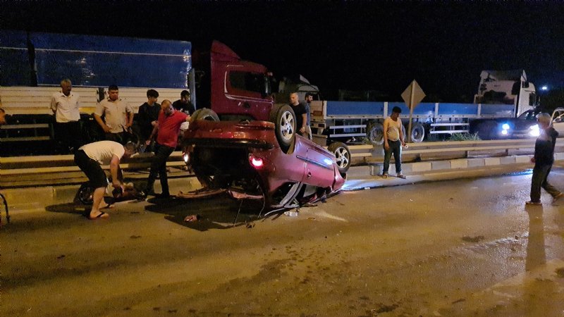 Elektrik direğine çarpan araç takla attı - 5