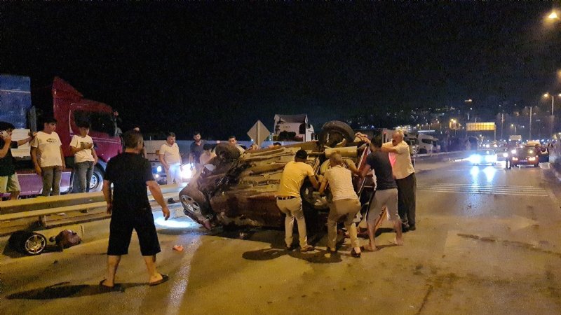 Elektrik direğine çarpan araç takla attı - 6