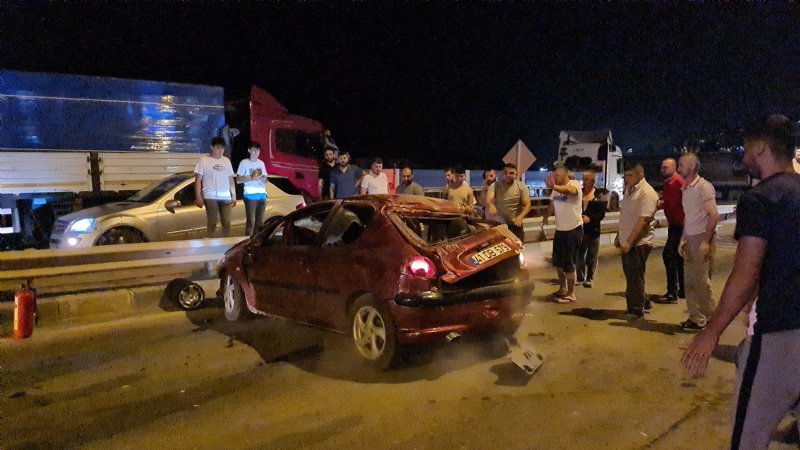 Elektrik direğine çarpan araç takla attı - 7