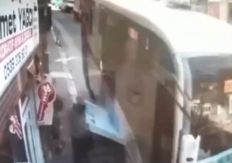 Halk otobüsünün açılan bagaj kapağı kaldırımdaki yayaya çarptı… GÖRÜNMEZ KAZA - 1