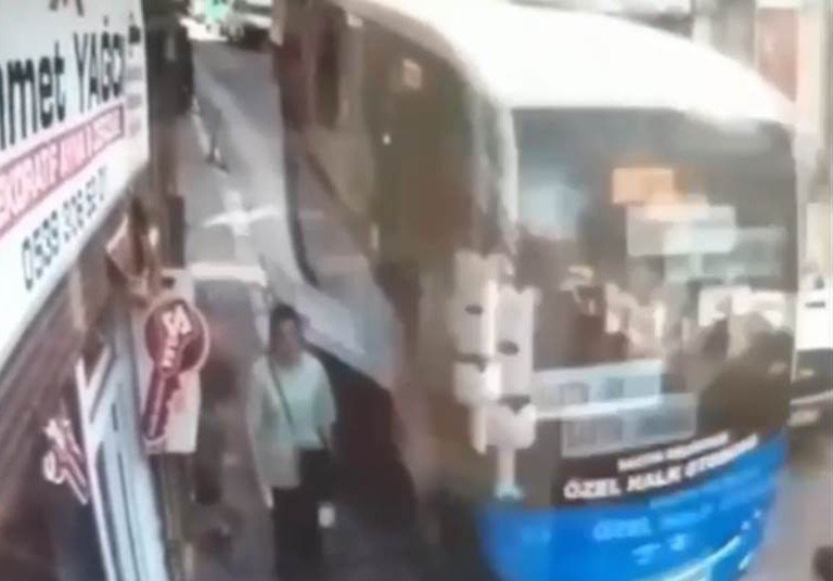 Halk otobüsünün açılan bagaj kapağı kaldırımdaki yayaya çarptı… GÖRÜNMEZ KAZA - 2