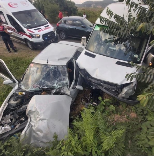 İşçi servisi ile otomobil kafa kafaya çarpıştı: 15 yaralı - 1