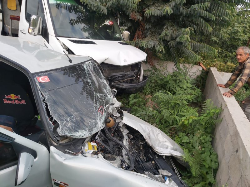 İşçi servisi ile otomobil kafa kafaya çarpıştı: 15 yaralı - 2