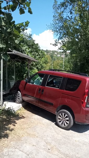 Karadeniz Ereğli’de kaza… OTOBÜS DURAĞINA ÇARPTI, 2 YARALI - 4