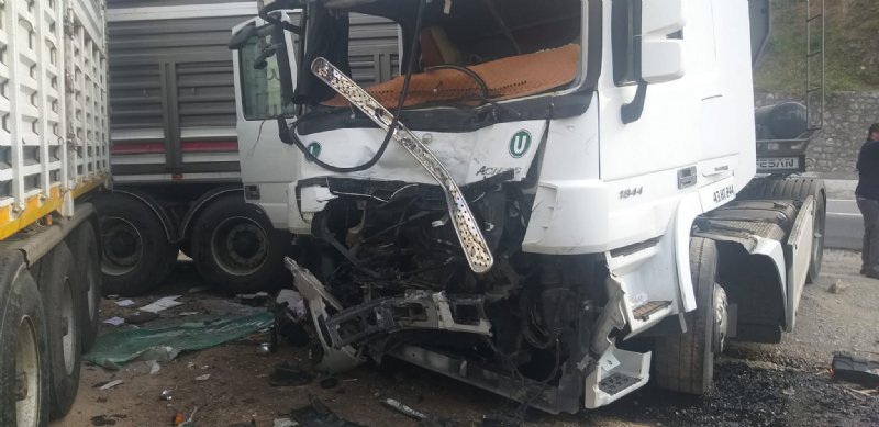 Kargo aracı park halindeki tırların arasına daldı: ÜÇ YARALI VAR! - 3