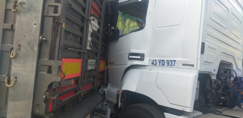 Kargo aracı park halindeki tırların arasına daldı: ÜÇ YARALI VAR! - 4