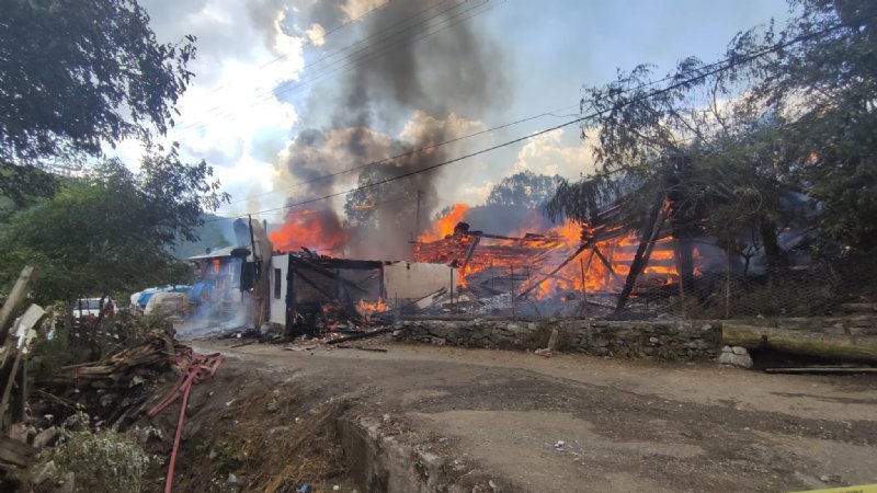 KASTAMONU’DA BİR KÖY ALEVLERE TESLİM OLDU - 1