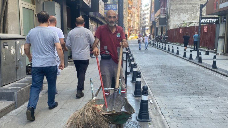 ‘KEFENİN CEBİ YOK’ DİYEN TEMİZLİK İŞÇİSİ, 4 ÖĞRENCİYE BURS VERİYOR - 1