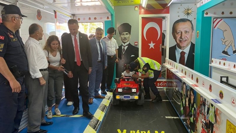 “Mobil Trafik Eğitim” ve “Emniyet Kemeri Simülasyon” araçları Zonguldak’ta - 5
