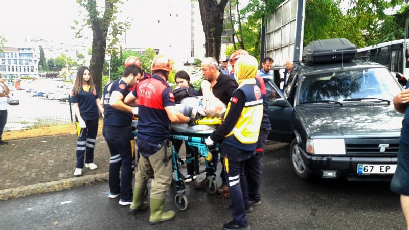 Otomobilde sıkışan sürücüyü itfaiye kurtardı… RUHİ CÖBEKOĞLU BULVARI’NDA KAZA! - 1