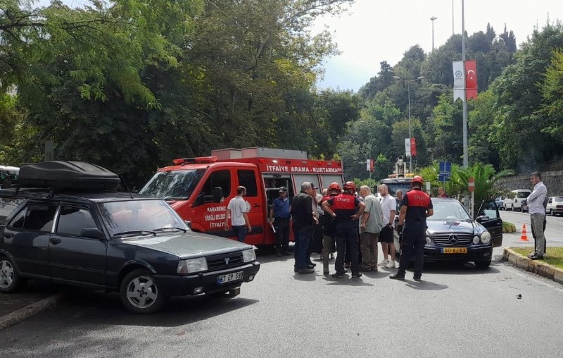 Otomobilde sıkışan sürücüyü itfaiye kurtardı… RUHİ CÖBEKOĞLU BULVARI’NDA  KAZA! - 2