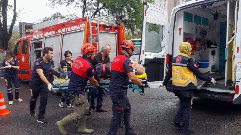 Otomobilde sıkışan sürücüyü itfaiye kurtardı… RUHİ CÖBEKOĞLU BULVARI’NDA KAZA! - 3
