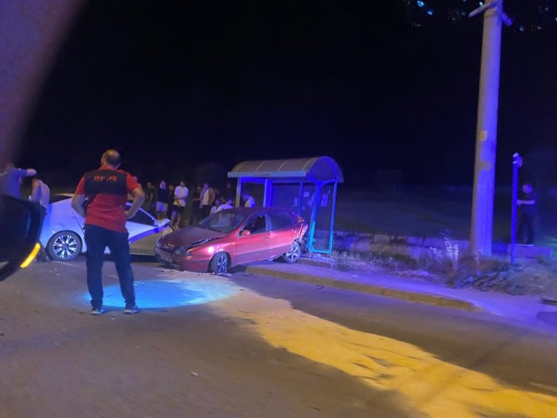 Otomobiller çarpıştı: 2 yaralı - 1