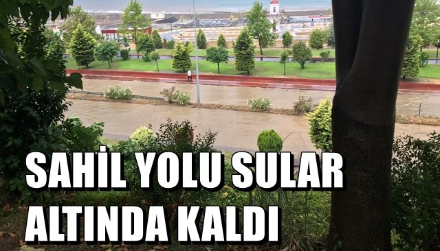 Sahil yolu sular altında kaldı