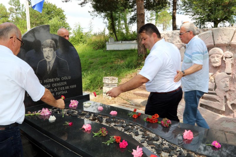 Şemsi Denizer, kabri başında anıldı… “MEKANI CENNET OLSUN” - 4