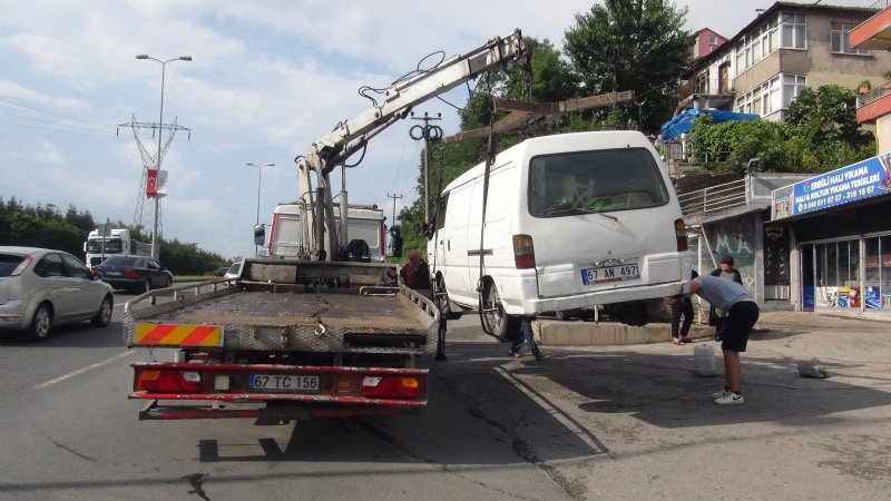 Seyir halindeyken araçlara çarptı, yoluna devam etti… POLİS KISA ZAMANDA YAKALADI - 1