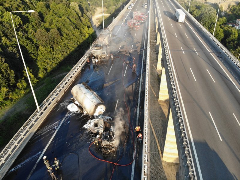Yangında tır ve tanker demir yığınına döndü … TEM KAPANDI, 2 SÜRÜCÜ YARALANDI - 1
