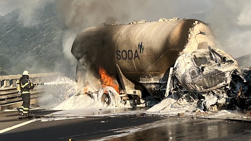 Yangında tır ve tanker demir yığınına döndü … TEM KAPANDI, 2 SÜRÜCÜ YARALANDI - 2